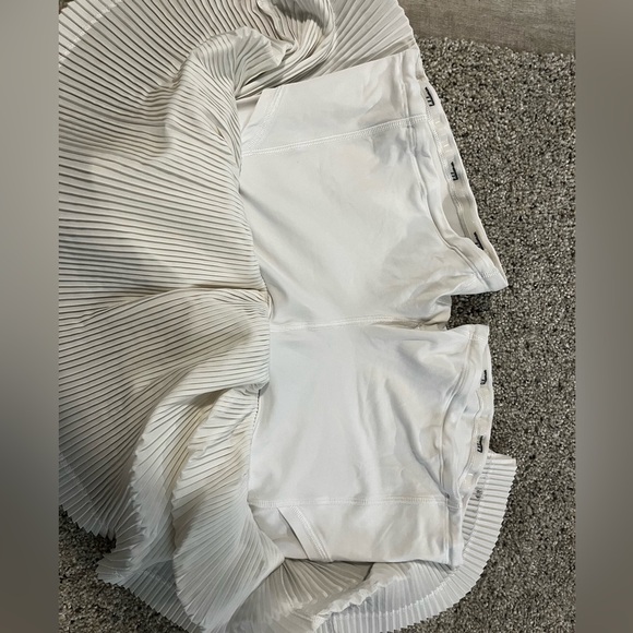 Lululemon White Golf Skirt size 6, with shorts and pockets. - Picture 5 of 10